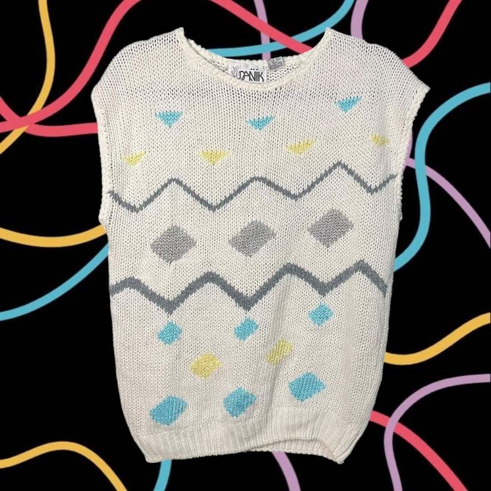 Vintage 80s knit vest blouse with a classic crew neck and geometric pattern